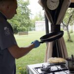 20.07.2021. Letnia kuchnia Radia Kielce. Słodkie wtorki. Na zdjęciu Paweł Ptaś - szef kuchni Restauracji Monte Carlo / Anna Kwapisz / Radio Kielce