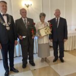 12.07.2021. Mirzec. Jubileusz Złotych Godów. Na zdjęciu (od lewej): Mirosław Seweryn - wójt gm. Mirzec,  Zygmunt i Marianna Słykowie - małżonkowie, Krzysztof Lipiec - poseł PiS / Anna Głąb / Radio Kielce