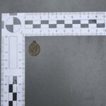 13.07.2021. Końskie. Skarby przy kościele. Medalik XIX wiek / Radosław Nowek / Stowarzyszenie Historyczne Pasja