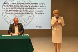 11.07.2021. Michniów. Konferencja „Wieś polska w czasie II wojny światowej. Po pacyfikacji - losy i pamięć”. Na zdjęciu: Tadeusz Sikora-dyrektor Muzeum Wsi Kieleckiej, Dorota Koczwańska - Kalita, naczelnik kieleckiej delegatury Instytutu Pamięci Narodowej / Paulina Michta / Radio Kielce