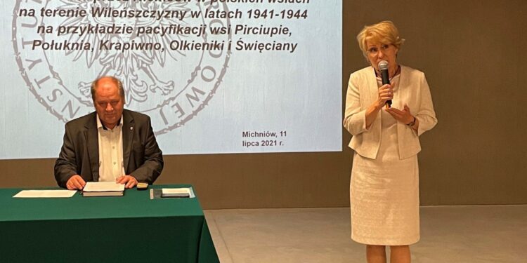 11.07.2021. Michniów. Konferencja „Wieś polska w czasie II wojny światowej. Po pacyfikacji - losy i pamięć”.  Na zdjęciu: Tadeusz Sikora-dyrektor Muzeum Wsi Kieleckiej, Dorota Koczwańska - Kalita, naczelnik kieleckiej delegatury Instytutu Pamięci Narodowej / Paulina Michta / Radio Kielce