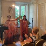 10.07.2021. Śmiłów. Recital pieśni Mozarta. Na zdjęciu (od lewej): Olga Pasiecznik - sopran, Natalia Pasiecznik - fortepian / Emilia Sitarska / Radio Kielce