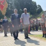11.07.2021. Wola Grójecka k/Ćmielowa. Uroczystości upamiętniające rozbicie oddziału AK. Na zdjęciu (od lewej): poseł Andrzej Kryj i Dariusz Kryj - syn Stanisława Kryja ps Marcin, który ostrzegł partyzantów przed Niemcami / Emilia Sitarska / Radio Kielce