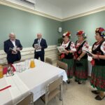 05.07.2021. Lipnik. Otwarcie odnowionego urząd gminy. Na zdjęciu (od lewej): Andrzej Bętkowski - marszałek województwa świętokrzyskiego, Andrzej Grządziel - wójt gminy Lipnik, panie z KGW Kaczyce / Emilia Sitarska / Radio Kielce