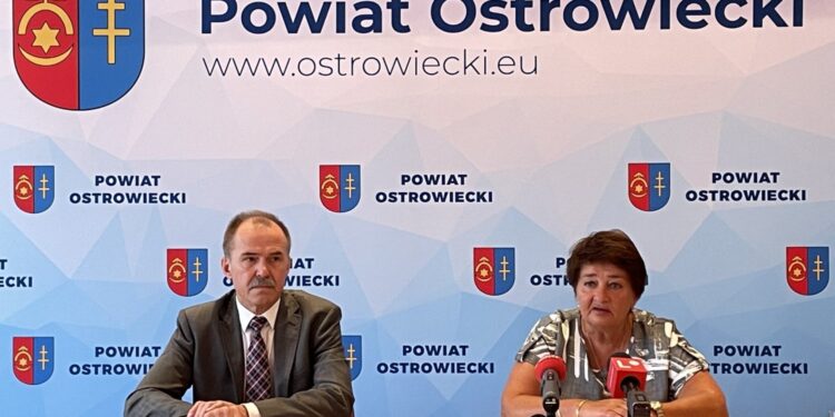 28.07.2021. Ostrowiec Św. Spotkanie o wnioskach z pierwszej transzy Programu Inwestycji Strategicznych. Na zdjęciu (od lewej):  Andrzej Jabłoński - wicestarosta ostrowiecki, Marzena Dębniak - starosta ostrowiecki / Emilia Sitarska / Radio Kielce