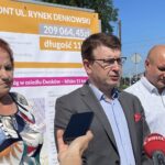 29.07.2021. Ostrowiec Św. Konferencja w sprawie remontu ulicy. Na zdjęciu (od lewej): Barbara Buszkiewicz - przewodnicząca rady osiedla Denków, Jarosław Górczyński - prezydent Ostrowca Św., Łukasz Dybiec - radny powiatowy KWW Jarosława Górczyńskiego / Emilia Sitarska / Radio Kielce