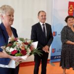 26.07.2021. Ostrowiec Św. Pożegnanie Barbary Cudzik -  dyrektor Powiatowego Centrum Pomocy Rodzinie w Ostrowcu Św. Na zdjęciu (od lewej): Barbara Cudzik - dyrektor PCPR, Andrzej Jabłoński - wicestarosta ostrowiecki, Marzena Dębniak - starosta ostrowiecki / Emilia Sitarska / Radio Kielce