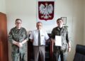 10.07.2021. Ostrowiec Świętokrzyski. Podpisanie umowy między ZS Strzelec i Nadleśnictwem Ostrowiec Św. Na zdjęciu (od lewej): Dariusz Kaszuba - ZS Strzelec, Adam Podsiadło - nadleśniczy Nadleśnictwa Ostrowiec Św., Damian Kasprzyk - prezes ZS Strzelec / Dariusz Kaszuba