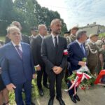 11.07.2021. Wola Grójecka k/Ćmielowa. Uroczystości upamiętniające rozbicie oddziału AK. Na zdjęciu (od lewej): Krzysztof Jakubowski z rodziny Tomasza Wójcika, członek Związku NSZ koło w Chicago, poseł Andrzej Kryj / Emilia Sitarska / Radio Kielce