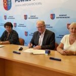 26.07.2021. Ostrowiec Św. Podpisanie umów wsparcia dla niepełnosprawnych. Na zdjęciu (od lewej): Marzena Dębniak - starosta ostrowiecki, Krzysztof Gajewski - wójt Waśniowa, Bogumiła Bugaj - skarbnik gminy Waśniów / Emilia Sitarska / Radio Kielce