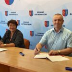 26.07.2021. Ostrowiec Św. Podpisanie umów wsparcia dla niepełnosprawnych. Na zdjęciu (od lewej): Marzena Dębniak - starosta ostrowiecki, Lech Łodej - burmistrz Kunowa / Emilia Sitarska / Radio Kielce