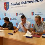 26.07.2021. Ostrowiec Św. Podpisanie umów wsparcia dla niepełnosprawnych. Na zdjęciu (od lewej): Marzena Dębniak - starosta ostrowiecki, Remigiusz Woźniak - wiceprezes Stowarzyszenia na rzecz WTZ Szansa, Robert Rogala - członek zarządu stowarzyszenia / Emilia Sitarska / Radio Kielce