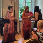10.07.2021. Śmiłów. Recital pieśni Mozarta. Na zdjęciu (od lewej): Olga Pasiecznik - sopran, Natalia Pasiecznik - fortepian, Magdalena Kusztal - Fundacja im. Edwarda Kusztala. / Emilia Sitarska / Radio Kielce