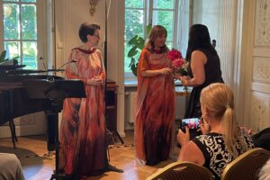 10.07.2021. Śmiłów. Recital pieśni Mozarta. Na zdjęciu (od lewej): Olga Pasiecznik - sopran, Natalia Pasiecznik - fortepian, Magdalena Kusztal - Fundacja im. Edwarda Kusztala. / Emilia Sitarska / Radio Kielce