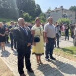 11.07.2021. Wola Grójecka k/Ćmielowa. Uroczystości upamiętniające rozbicie oddziału AK. Na zdjęciu (od lewej): Piotr Małek - radny rady gminy w Ćmielowie, Joanna Suska - burmistrz Ćmielowa, Tomasz Neyman - sekretarz gminy Ćmielów / Emilia Sitarska / Radio Kielce