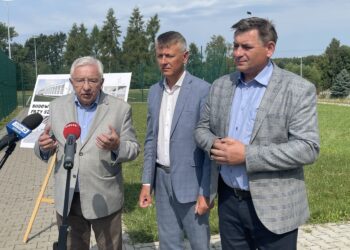 24.07.2021. Gadka. Rządowe wsparcie dla Szkoły Podstawowej w Gadce. Na zdjęciu (od lewej): poseł Krzysztof Lipiec - szef świętokrzyskich struktur PiS, Mirosław Seweryn - wójt gminy Mirzec i Jan Zawisza - przewodniczący Rady Gminy w Mircu / Emilia Sitarska / Radio Kielce