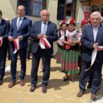 05.07.2021. Lipnik. Otwarcie odnowionego urząd gminy. Na zdjęciu (od lewej): Stanisław Mazur - przewodniczący Rady Gminy w Lipniku, Wojciech Zdyb - sekretarz gminy, Andrzej Grządziel - wójt Lipnika, Andrzej Bętkowski - marszałek województwa / Emilia Sitarska / Radio Kielce