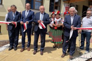 05.07.2021. Lipnik. Otwarcie odnowionego urząd gminy. Na zdjęciu (od lewej): Stanisław Mazur - przewodniczący Rady Gminy w Lipniku, Wojciech Zdyb - sekretarz gminy, Andrzej Grządziel - wójt Lipnika, Andrzej Bętkowski - marszałek województwa / Emilia Sitarska / Radio Kielce