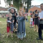 06.07.2021. Ostrowiec Św. Spotkanie z Elżbietą Dzikowską. . Na zdjęciu (w środku): Elżbieta Dzikowska, (z prawej): Jacek Kowalczyk - dyrektor Browaru Kultury / Emilia Sitarska / Radio Kielce