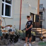 30.07.2021. Zawichost. Miejsce dla młodzieży. Na zdjęciu (od lewej): Patrycja Sus-Lutyńska - dyrektor Miejsko-Gminnego Ośrodka Kultury w Zawichoście i Kacper Siemieniec - jeden z uczestników projektu / Miejsko-Gminny Ośrodek Kultury w Zawichoście