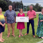 31.07.2021. Piekoszów. Boisko przy Zespole Placówek Oświatowych. Na zdjęciu (od lewej): Małgorzata Pietrzykowska - radna, Jacek Zegadło - radny, Anna Krupka - wiceminister kultury, dziedzictwa narodowego i sportu, Zbigniew Piątek - wójt Piekoszowa, Barbara Drogosz - przewodnicząca rady gminy / Paulina Michta / Radio Kielce