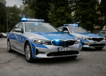 Przekazanie nowych radiowozów świętokrzyskiej policji. W przekazaniu uczestniczyła wojewoda świętokrzyski Agata Wojtyszek / Wiktor Taszłow / Radio Kielce
