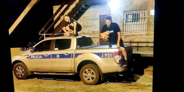 RADIO OPOLE. Pamiątkowe zdjęcie z wakacji na... dachu radiowozu. „Bohaterowie” są w izbie zatrzymań - Radio Kielce KMP Opole / Radio Opole