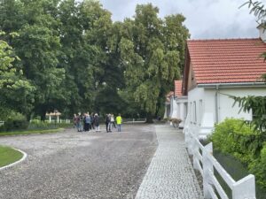 03.07.2021. Ruda Kościelna. Tereny XVIII-wiecznego dworu. Spacer historyczno-krajoznawczy / Emilia Sitarska / Radio Kielce