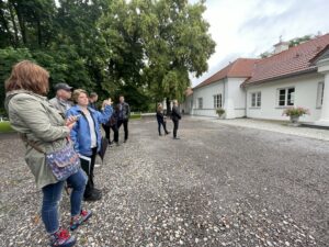 03.07.2021. Ruda Kościelna. Tereny XVIII-wiecznego dworu. Spacer historyczno-krajoznawczy / Emilia Sitarska / Radio Kielce