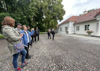 03.07.2021. Ruda Kościelna. Tereny XVIII-wiecznego dworu. Spacer historyczno-krajoznawczy / Emilia Sitarska / Radio Kielce