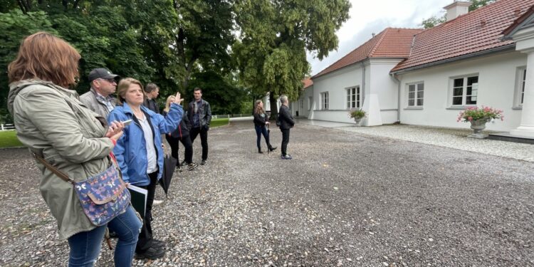 03.07.2021. Ruda Kościelna. Tereny XVIII-wiecznego dworu. Spacer historyczno-krajoznawczy / Emilia Sitarska / Radio Kielce