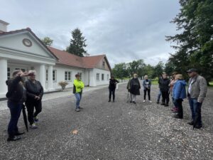 03.07.2021. Ruda Kościelna. Tereny XVIII-wiecznego dworu. Spacer historyczno-krajoznawczy / Emilia Sitarska / Radio Kielce