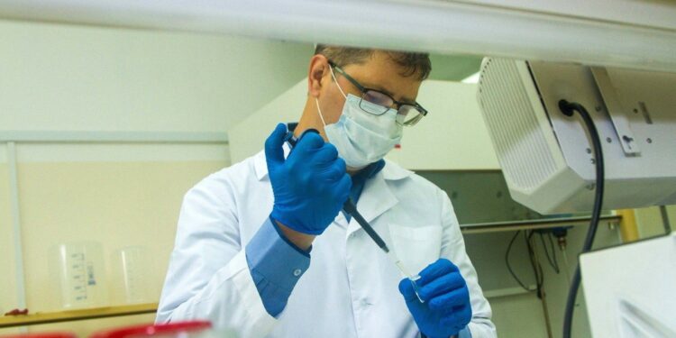 RADIO PIK. Powstaną doustne szczepionki przeciwko COVID-19, będzie je można przyjmować w domu - Radio Kielce Naukowcy, naukowiec, badania / pixabay.com