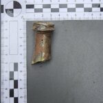 13.07.2021. Końskie. Skarby przy kościele. Szyjka zdobionej butelki XVII-XVIII wiek / Radosław Nowek / Stowarzyszenie Historyczne Pasja