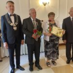 12.07.2021. Mirzec. Jubileusz Złotych Godów. Na zdjęciu (od lewej): Mirosław Seweryn - wójt gm. Mirzec,  Tadeusz i Teresa Zaborscy - małżonkowie, Krzysztof Lipiec - poseł PiS / Anna Głąb / Radio Kielce