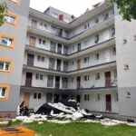 09.07.2021. Kielce. Zerwany dach z bloku przy ulicy Piekoszowskiej / Wiktor Taszłow / Radio Kielce
