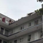 09.07.2021. Kielce. Zerwany dach z bloku przy ulicy Piekoszowskiej / Wiktor Taszłow / Radio Kielce