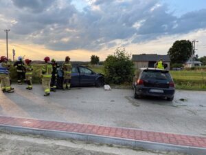 24.07.2021. Wilków. Zderzenie dwóch aut osobowych / Wiktor Taszłow / Radio Kielce