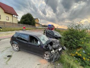 24.07.2021. Wilków. Zderzenie dwóch aut osobowych / Wiktor Taszłow / Radio Kielce