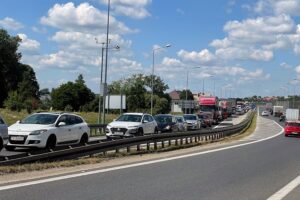 29.07.2021. Cedzyna. Utrudnienia na rondzie / Wiktor Taszłow / Radio Kielce