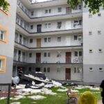 09.07.2021. Kielce. Zerwany dach z bloku przy ulicy Piekoszowskiej / Wiktor Taszłow / Radio Kielce
