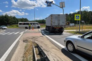 29.07.2021. Cedzyna. Utrudnienia na rondzie / Wiktor Taszłow / Radio Kielce