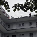 09.07.2021. Kielce. Zerwany dach z bloku przy ulicy Piekoszowskiej / Wiktor Taszłow / Radio Kielce