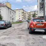 28.07.2021. Kielce. Ulica Okrzei. Spór o drogę dojazdową podzielił mieszkańców nowych i starszych bloków / Paulina Michta / Radio Kielce