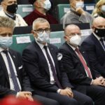 02.07.2021 Kielce. UJK. Pierwsi studenci kończą wydział lekarski. Na zdjęciu od lewej: senator Krzysztof Słoń, dyrektor Kancelarii Prezydenta Kielc Sławomir Stachura, wicemarszałek Marek Bogusławski i wicewojewoda Rafał Nowak / Jarosław Kubalski / Radio Kielce