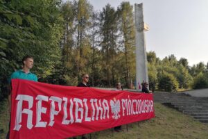 24.07.2021. Pomnik bohaterów Republiki Pińczowskiej. Obchody 77. rocznicy utworzenia Republiki Pińczowskiej / Marta Gajda / Radio Kielce