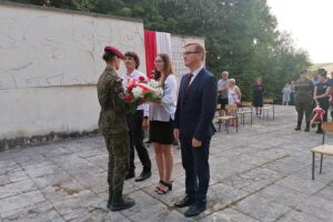 24.07.2021. Pomnik bohaterów Republiki Pińczowskiej. Obchody 77. rocznicy utworzenia Republiki Pińczowskiej. Delegacja z gminy Złota / Marta Gajda / Radio Kielce