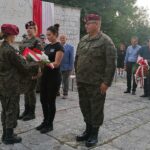 24.07.2021. Pomnik bohaterów Republiki Pińczowskiej. Obchody 77. rocznicy utworzenia Republiki Pińczowskiej. Delegacja Muzeum Regionalnego w Pińczowie / Marta Gajda / Radio Kielce