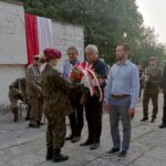 24.07.2021. Pomnik bohaterów Republiki Pińczowskiej. Obchody 77. rocznicy utworzenia Republiki Pińczowskiej. Delegacja Stowarzyszenia Pokoleń Żołnierzy Republiki Pińczowskiej w Pińczowie / Marta Gajda / Radio Kielce