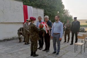 24.07.2021. Pomnik bohaterów Republiki Pińczowskiej. Obchody 77. rocznicy utworzenia Republiki Pińczowskiej. Delegacja Stowarzyszenia Pokoleń Żołnierzy Republiki Pińczowskiej w Pińczowie / Marta Gajda / Radio Kielce